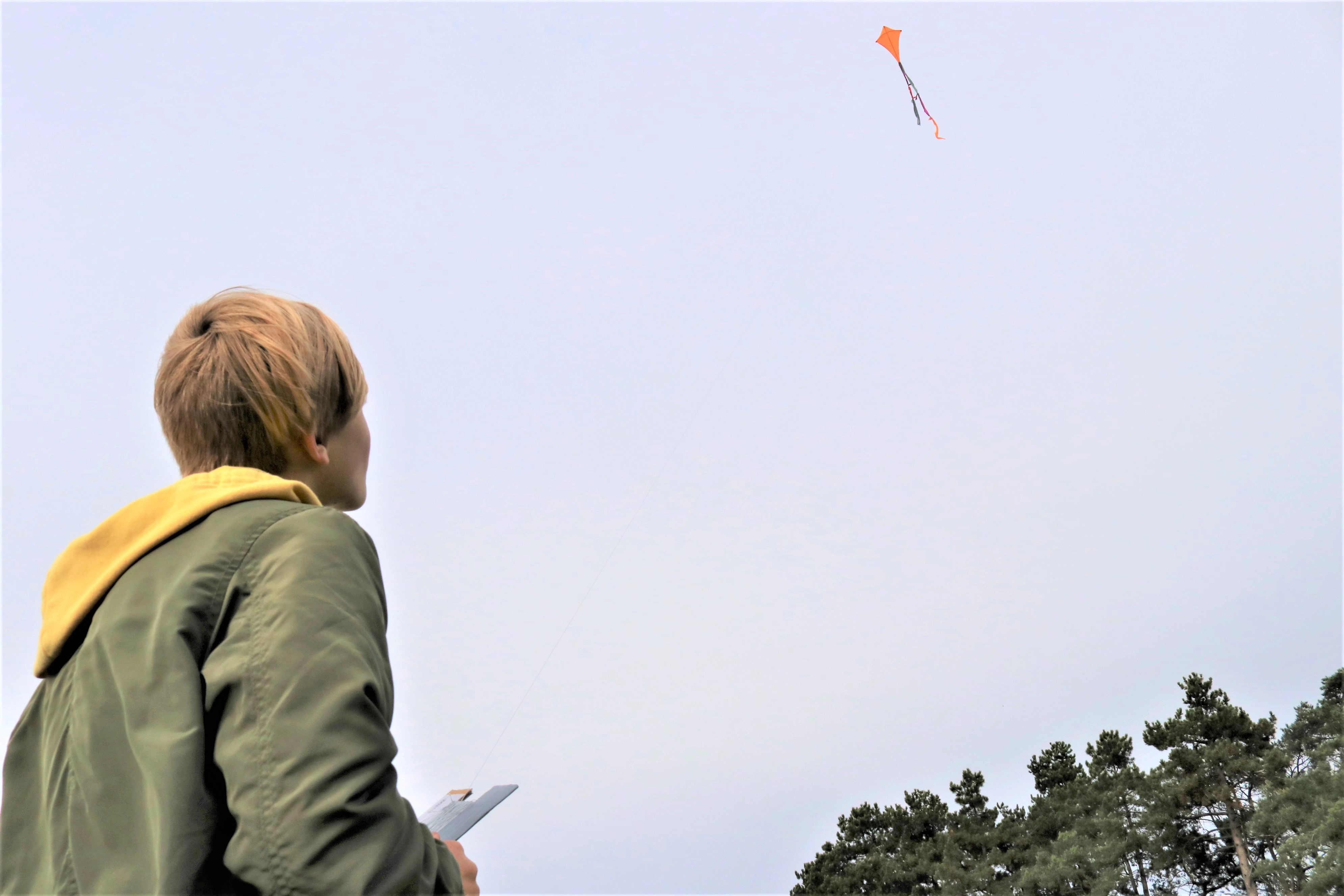 Barn flyver med drage. Foto af Nynne Sørgaard