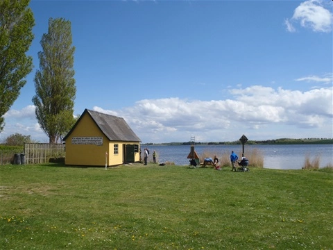Det gule kajakhus nord for Haldrups Grund. Foto: Lejre Kajakklub.