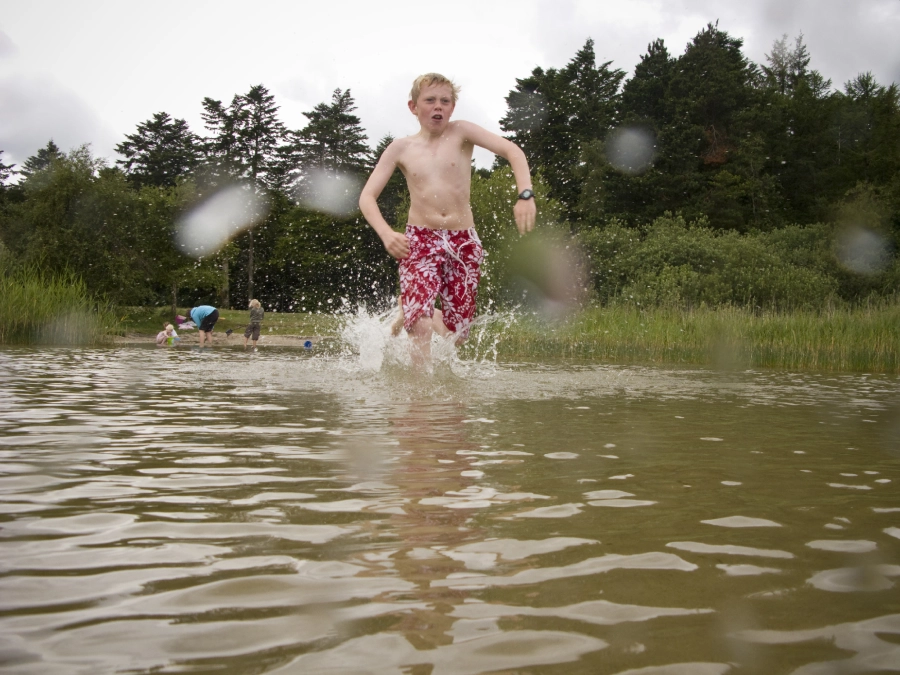 Dreng bader i Nors sø. Foto: Nationalpark Thy.