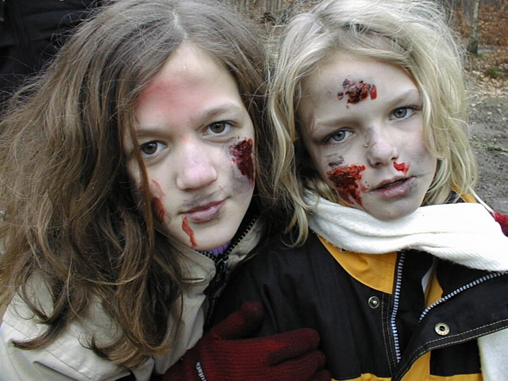 To piger med maling i ansigtet