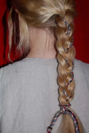 Pil med slynget bånd i hår. Foto: Mette Sejr Nicolajsen