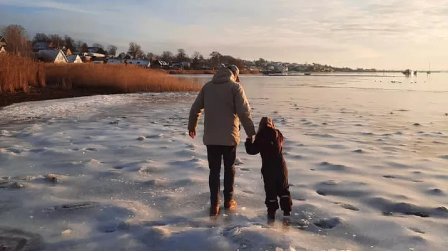 Far og barn på isen ved Jyllinge