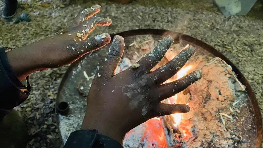 Varme hænder over bål