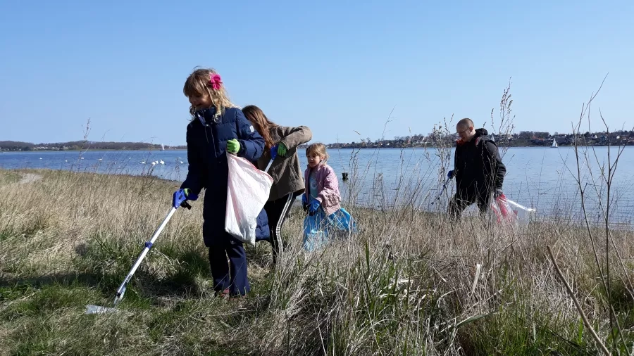 familie samler skrald ved Roskilde Fjord. Foto: Sofie Clauson-Kaas