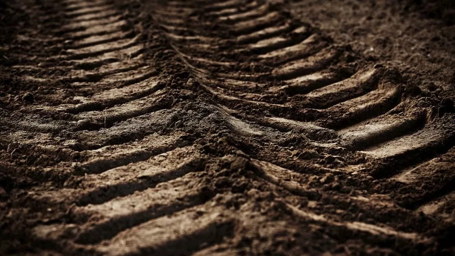 Traktorspor i jord. Foto: Landbrug & Fødevarer.