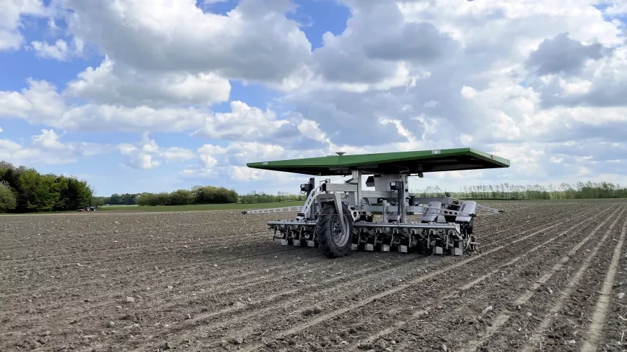 Robot og landbrugsmaskine. Foto: Landbrug & fødevarer.