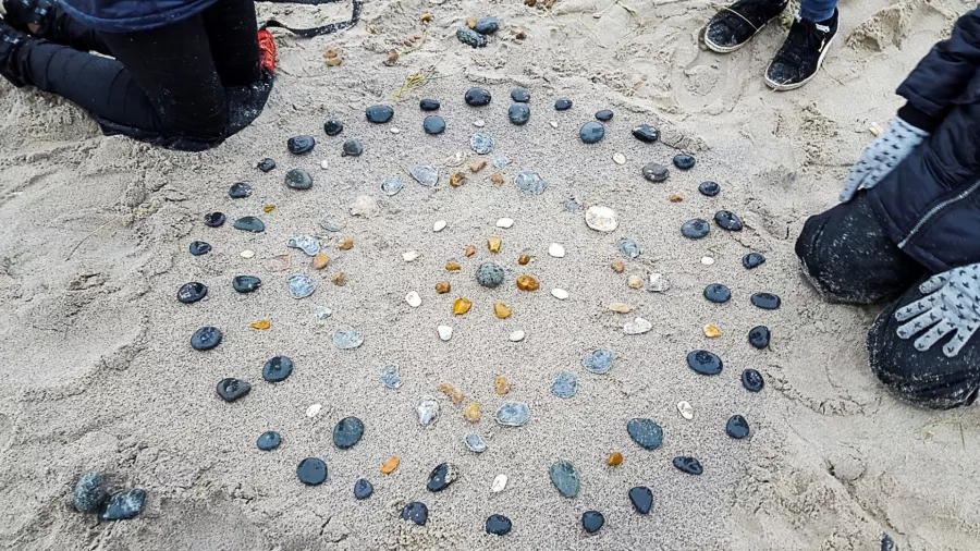 Strand-mandala lavet af udeskolebørn. Foto: Nationalpark Thy.