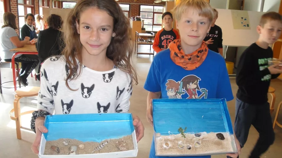 Børnene viser deres havbundsbilleder frem