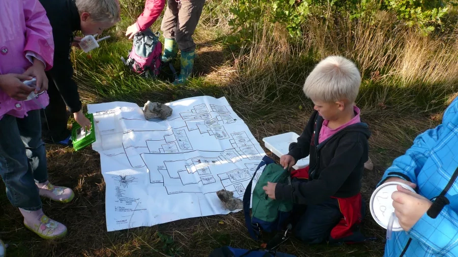 Udeskolebørn i krible-krable-land. Foto: Nationalpark Mols Bjerge.