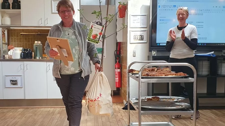 Dorrit Hansen modtager Udeskoleprisen 2025 af formand Karen Barfod. Foto: Malene Bendix