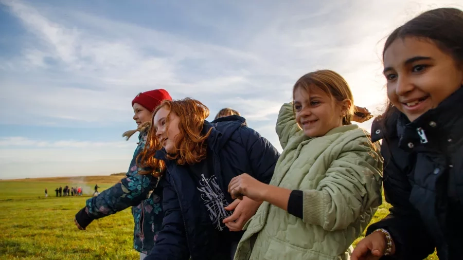 Børn kaster frøbomber med lokale urtefrø. Foto: Andreas B. Elkjær. INSP Media.