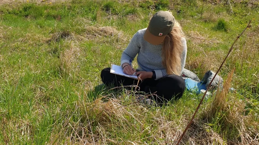 Pige skriver. Foto: Mathilde Glerup Hansson.