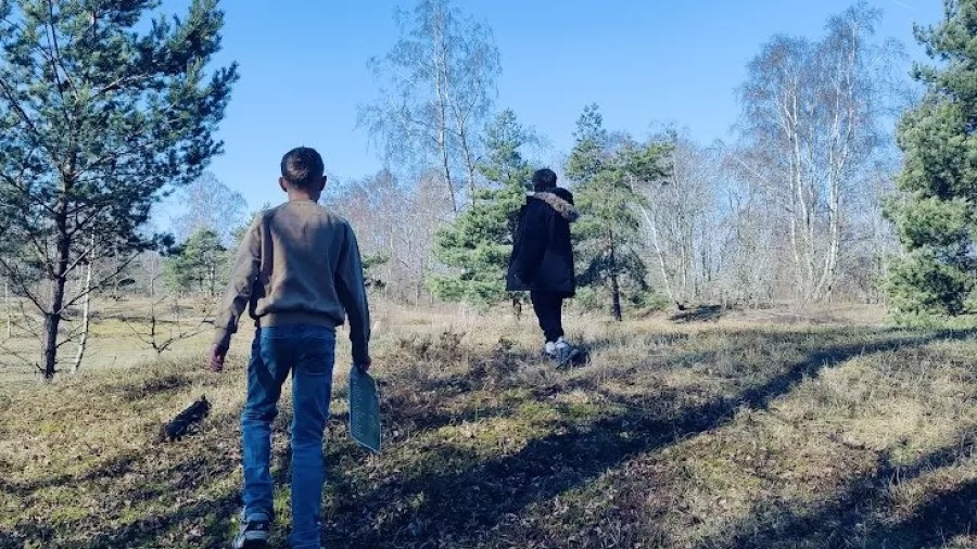 To drenge på skattejagt. Foto: Mathilde Glerup Hansson. 