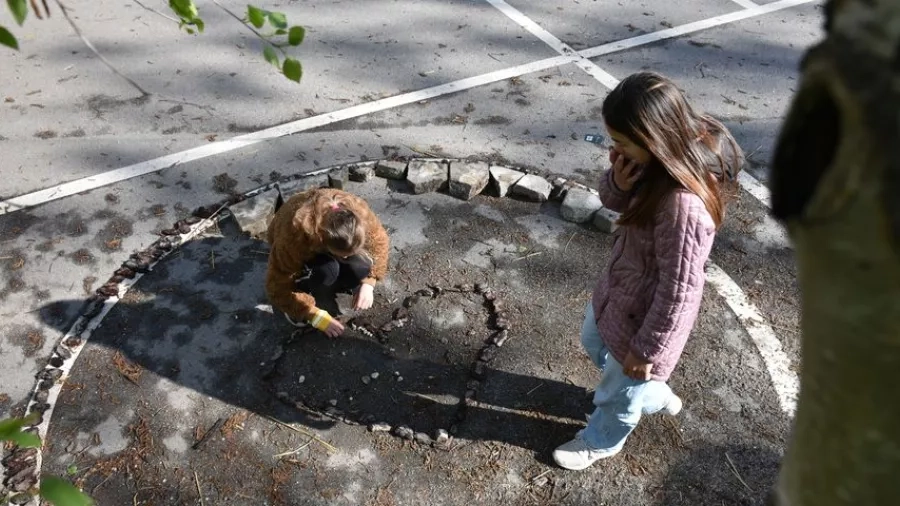 Udeskolepiger i skolegård. Foto: Mads Bølling