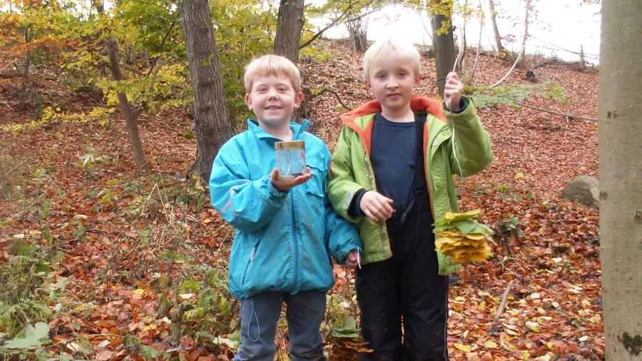 Udeskoledrenge fra Ugelbølle Friskole har fanget en frø og lavet en bladkrans. Foto: Malene Bendix.