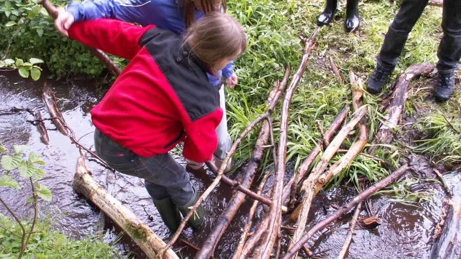 Udeskolebørn fra Syvstjerneskolen bygger en bro. Foto: Malene Bendix.