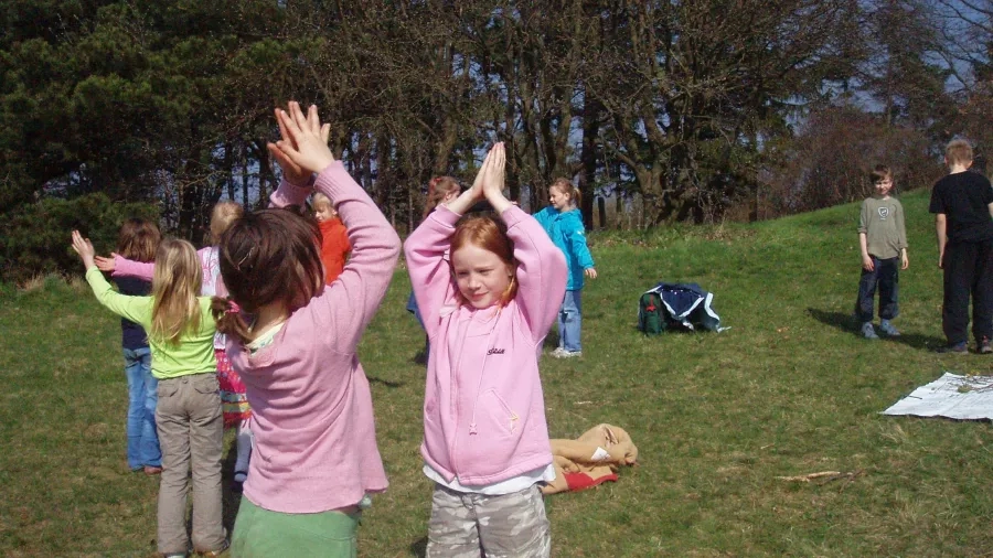 Udeskolebørn fra Ølsted Sogneskole midt i danseleg. Foto: Pia Haagensen.