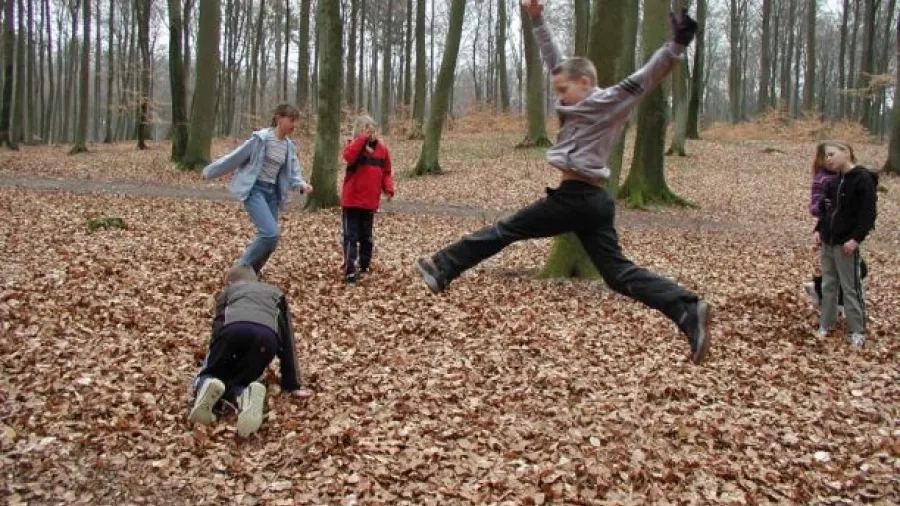 Der er mulighed for masser af bevægelse i udeskole. Naturklassebørn fra Rødkilde skole. Foto: Lasse Bak Sørensen.