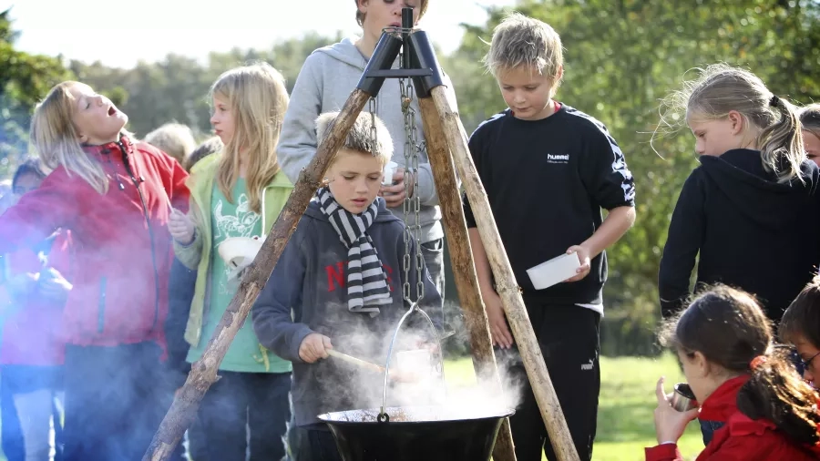 Bålmad i udeskole på Bjedsted skole. Foto: Henrik Bjerg.