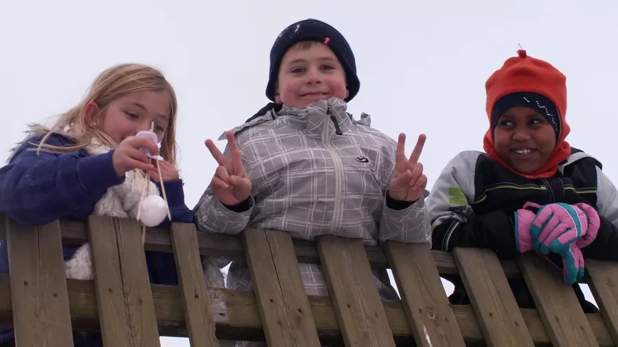 Udeskolebørn fra Rynkevangskolen redder et æg. Foto: Malene Bendix.