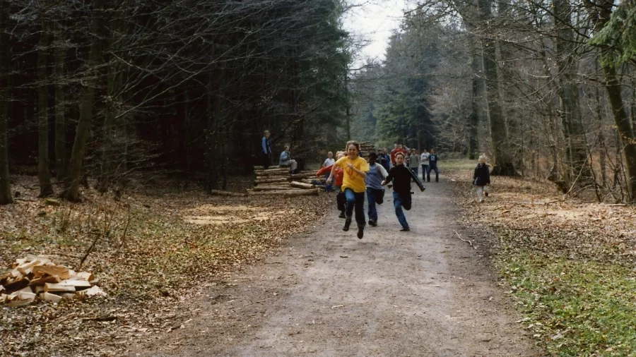 Udeskolebørn fra Ravnsholtskolen løber om kap på en skovvej. Foto: Malene Bendix.