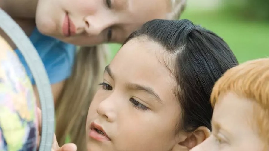 Udeskolebørn fra Grønhøjskolen undersøger en globus. Foto: Grønhøjskolen.