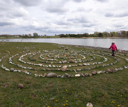 sten er lagt som stor spiral i et kunstværk ved Roskilde Fjord. Foto: Nynne Sørgaard.