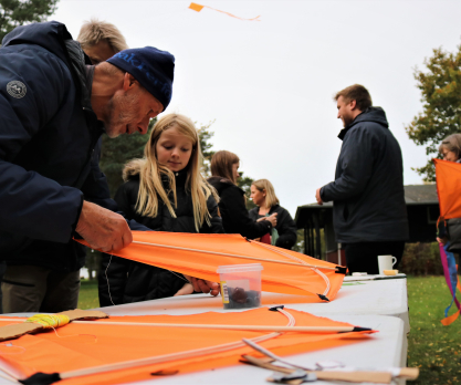 Børn og voksne bygger drager. Foto af Nynne Sørgaard