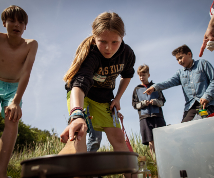 Udeskolepige steger og andre peger. Foto: Andreas B. Elkjær.