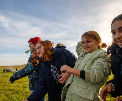 Piger kaster frøbomber. Foto: Andreas B. Elkjær.