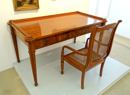 Bord og stol beklædt med mahogni finér