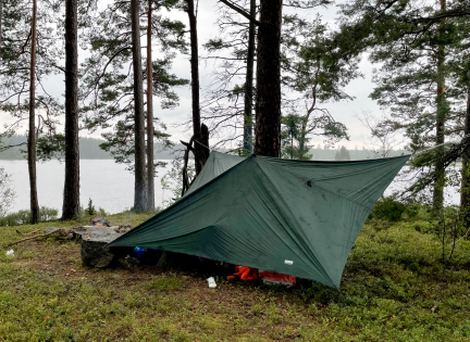 Tarp spændt op mellem træer i Sverige