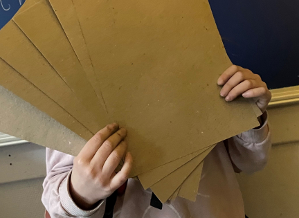 Papir i hænderne på et skolebarn