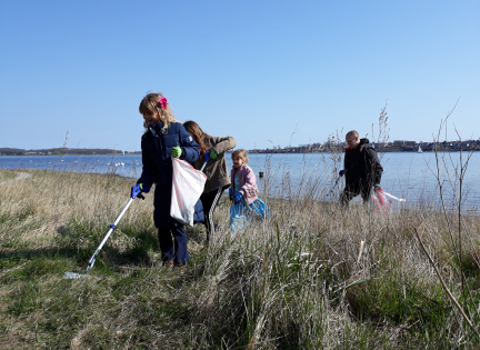 familie samler skrald ved Roskilde Fjord. Foto: Sofie Clauson-Kaas