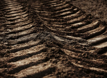 Traktorspor i jord. Foto: Landbrug & Fødevarer.