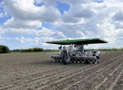 Robot og landbrugsmaskine. Foto: Landbrug & fødevarer.