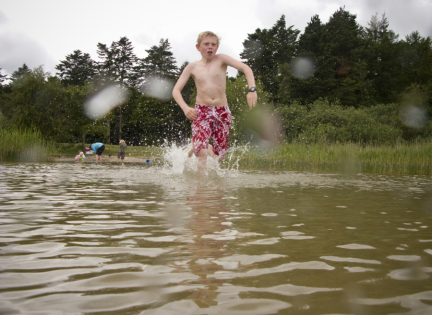 Dreng bader i Nors sø. Foto: Nationalpark Thy.