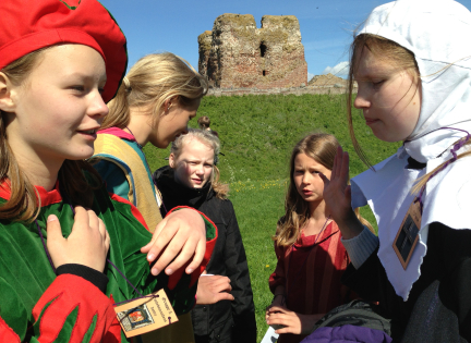 Udeskolebørn spiller oprøret ved Kalø og får en forståelse af, hvordan det var at leve i middelalderen. Foto: Nationalpark Mols Bjerge.