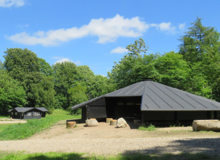 Tag ud og sov i en stor flok i bjælkehuset ved Lærkedal Naturskole. Foto: Lærkedal Naturskole.