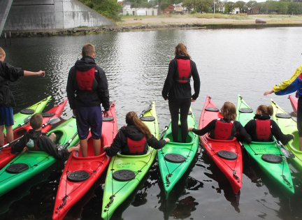 Udeskolebørn i havkajakker på Tårnby Naturskolen. Foto: Tårnby Naturskole