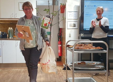 Dorrit Hansen modtager Udeskoleprisen 2025 af formand Karen Barfod. Foto: Malene Bendix