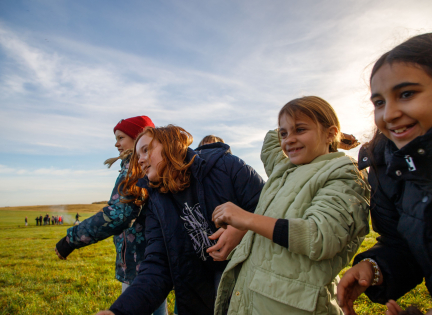 Børn kaster frøbomber med lokale urtefrø. Foto: Andreas B. Elkjær. INSP Media.