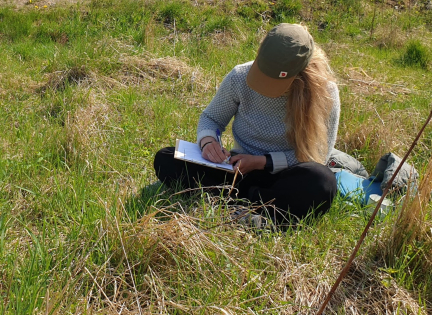 Pige skriver. Foto: Mathilde Glerup Hansson.