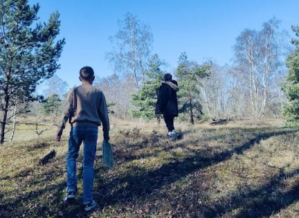 To drenge på skattejagt. Foto: Mathilde Glerup Hansson. 