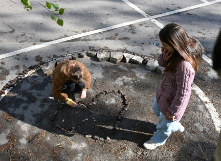 Udeskolepiger i skolegård. Foto: Mads Bølling
