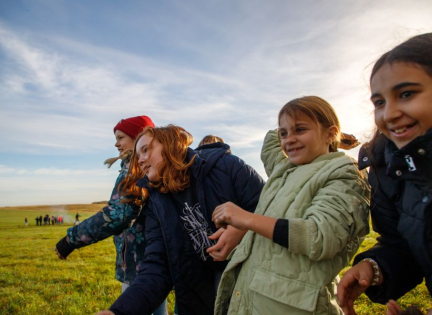 Piger kaster frøbomber. Foto: Andreas B. Elkjær.