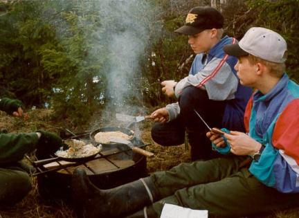 Svenske børn laver mad over bål.