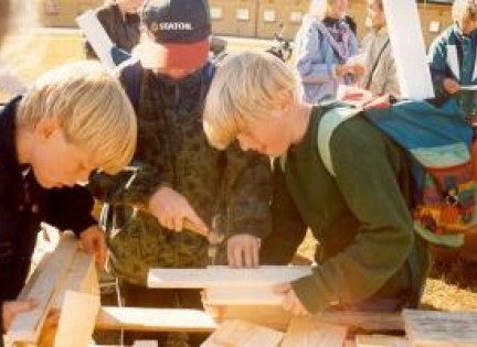 Svenske drenge snedkererer. Foto: Skoven i Skolen.