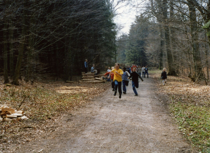 Udeskolebørn fra Ravnsholtskolen løber om kap på en skovvej. Foto: Malene Bendix.