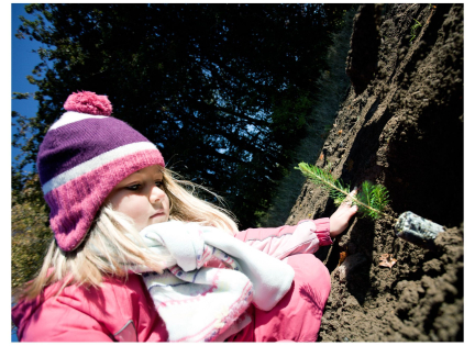 Pige planter et træ med Genplant Planeten. Foto: Simon Høgsberg.